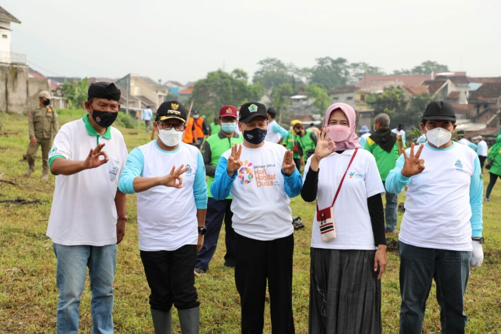 Walikota Malang, H Sutiaji (tengah), pose bersama, dalam rangka memperingati Hari Air Sedunia