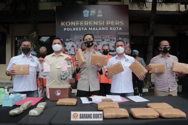Waka Polresta Malang Kota AKBP Deny Heryanto didampingi Wakasat Reskoba, AKP Anton Widodo, Kanit Unit 2, Iptu Hengky, Kasubnit Reskoba Ipda Wawan dan Kasi Humas Ipda Eko Novianto, menunjukan tersangka beserta barang bukti dari jaringan Narkoba Gembong RK Waka Polresta Malang Kota AKBP Deny Heryanto didampingi Wakasat Reskoba, AKP Anton Widodo, Kanit Unit 2, Iptu Hengky, Kasubnit Reskoba Ipda Wawan dan Kasi Humas Ipda Eko Novianto, menunjukan tersangka beserta barang bukti dari jaringan Narkoba Gembong RK