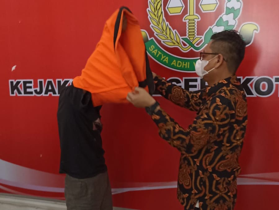 Kasi Pidum Kejari Kota Malang, Kusbiantoro melepas baju tahanan warna oranye, sebagai tanda pelaksanaan RJ telah selesai dan status tersangka telah berakhir