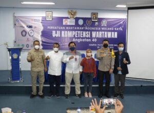 Dua peserta UKW yang mendapat kehormatan menerima penyematan tanda peserta dari Kapolresta Malang Kota, Kombes Pol Budi Hermanto, pose bersama Pudir II Polinema dan Ketua PWI Jatim serta Ketua PWI Malang Raya