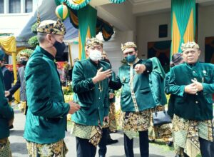 Wakil Walikota Malang, Sofyan Edi Jarwoko dan Ketua DPRD Kota Malang, I Made Riandiana Kartika dan Kabag Humas Pemkot Malang, Donny Sandito, bincang + bincang usai memperingati HUT Kota Malang Ke 108