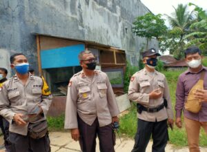 Kapolsek Sukun Kompol Nyoto Gelar (dua dari kiri) saat berada dilokasi kejadian