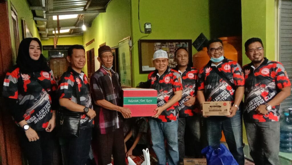 Andry Ermawan, Ketua Umum Indonesia Lawyer Shooting Club ( ILSC) secara simbolis menyerahkan paket bantuan foto ILSC untuk SurabayaPost.id