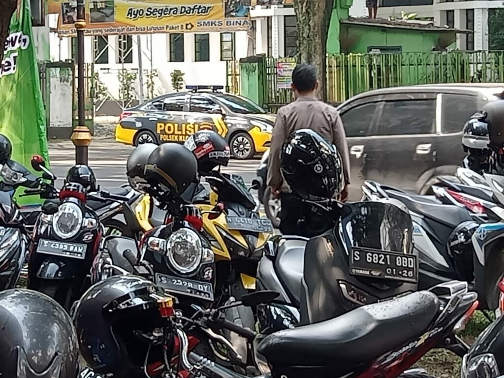 Anggota Polresta Malang Kota memberikan pengamanan pada kendaraan dan barang bawaan peserta Unras yang terparkir di seputar Stadion Gajayana