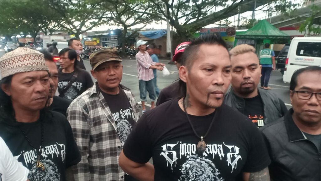 Budi Tato, Tinggal dan Rudi, anggota Branjang Kawat kala memberikan keterangan kepada wartawan