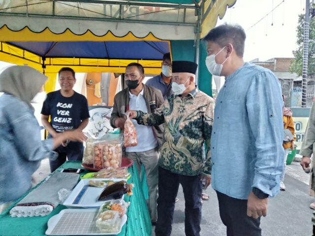 Bupati Malang, HM Sanusi dan Kepala Bapenda Kabupaten Malang, Made Arya Wedantara, saat mengunjungi stand salah satu pengurus PWI di Pasar Ramadhan di halaman NK Cafe