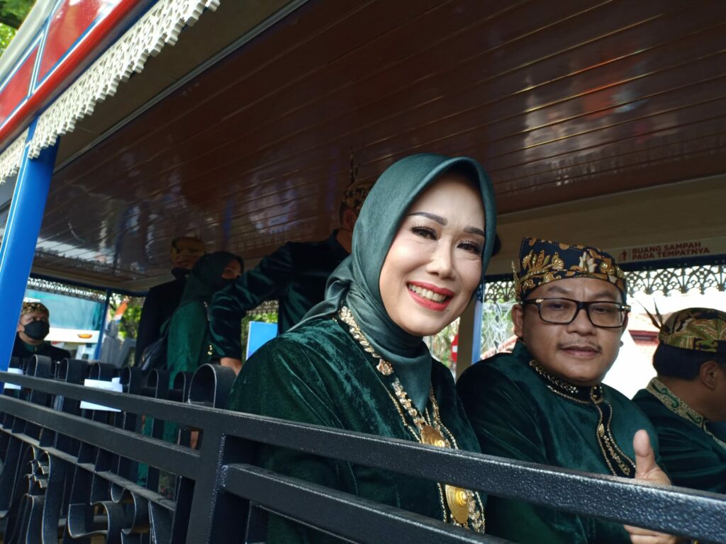 Walikota Malang, H Sutiaji bersama Hj Widayati Sutiaji tampak sumringah di saat menuju tempat tasyakuran menggunakan Bus Micito