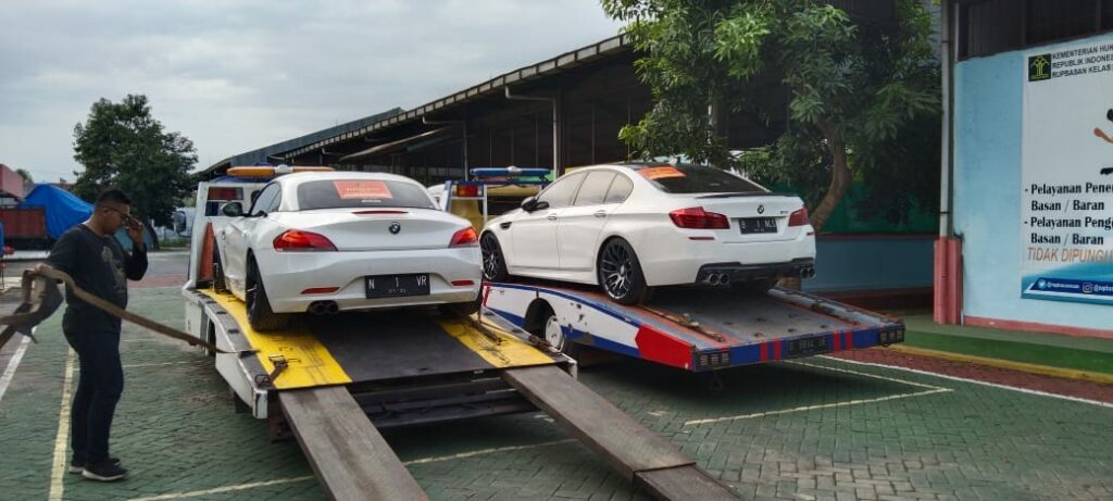 Dua barang bukti mobil mewah saat ini diamankan tim penyidik Kejari Kota Malang