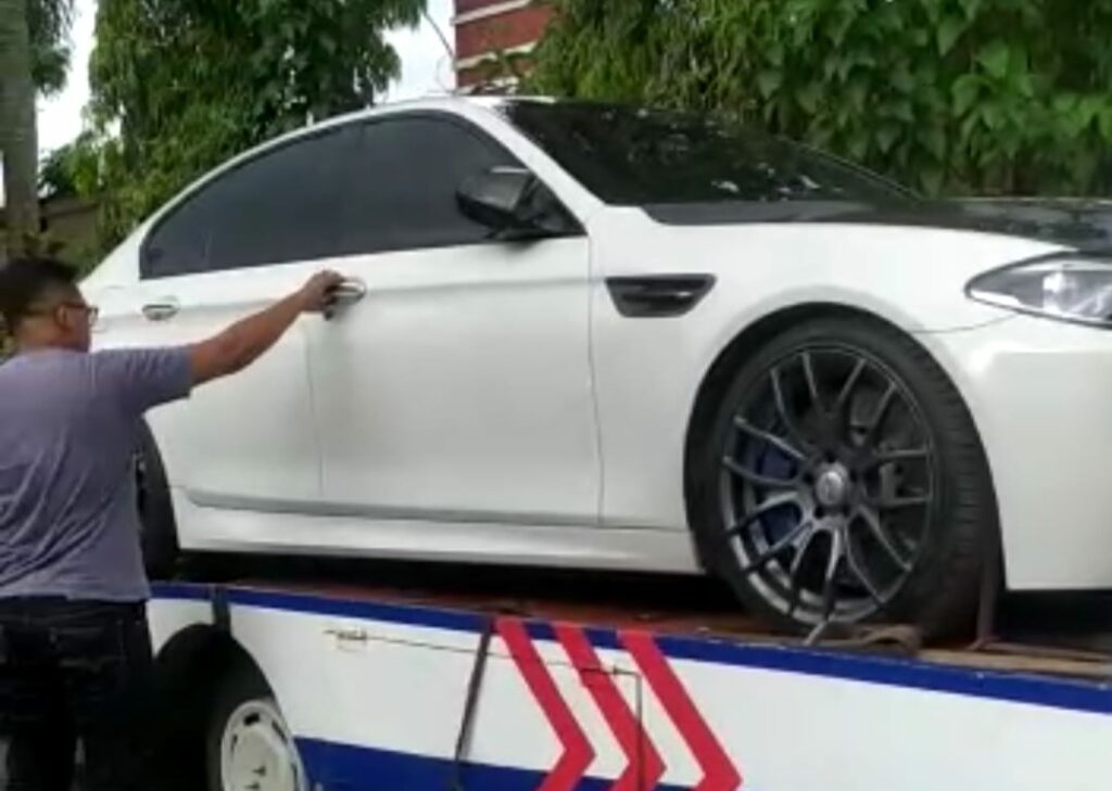Dua barang bukti mobil mewah saat ini diamankan tim penyidik Kejari Kota Malang