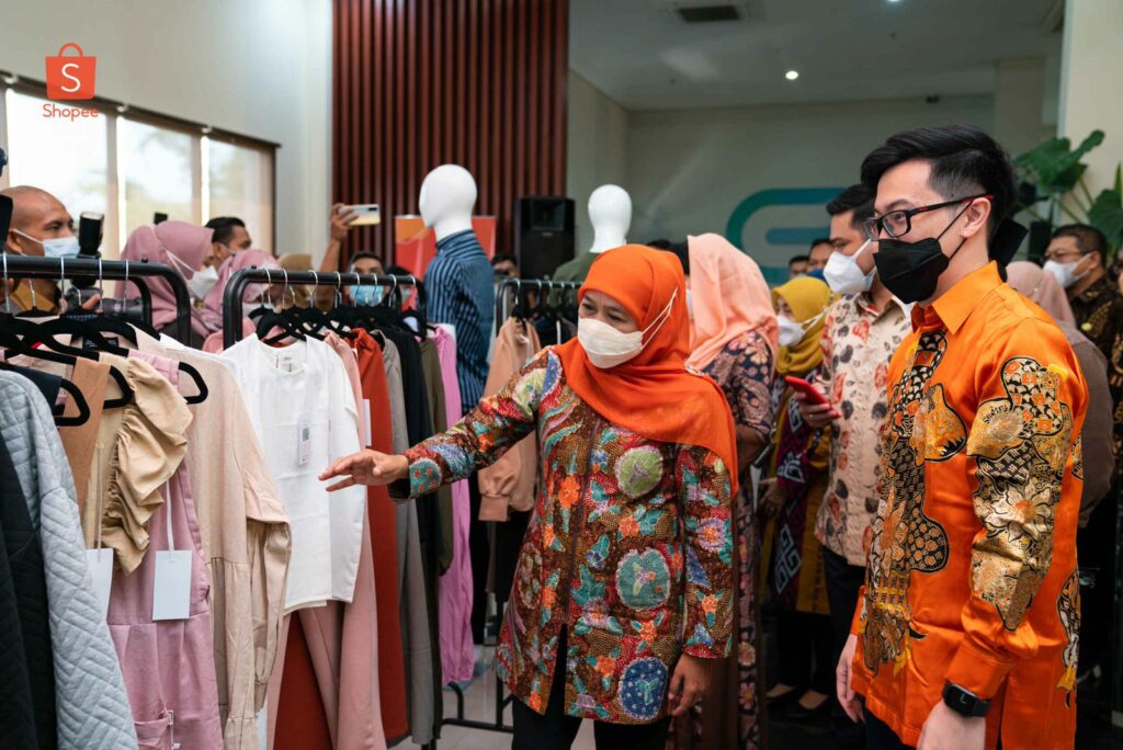 Gubernur Jawa Timur, Khofifah Indar Parawansa saat meresmikan Kampus UMKM Shopee di Malang Jawa Timur (ist)
