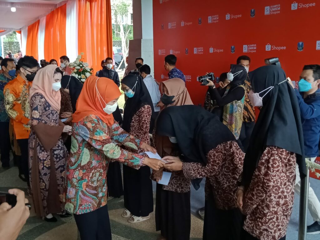 Gubernur Jawa Timur, Khofifah Indar Parawansa saat meresmikan Kampus UMKM Shopee di Malang Jawa Timur (ist)