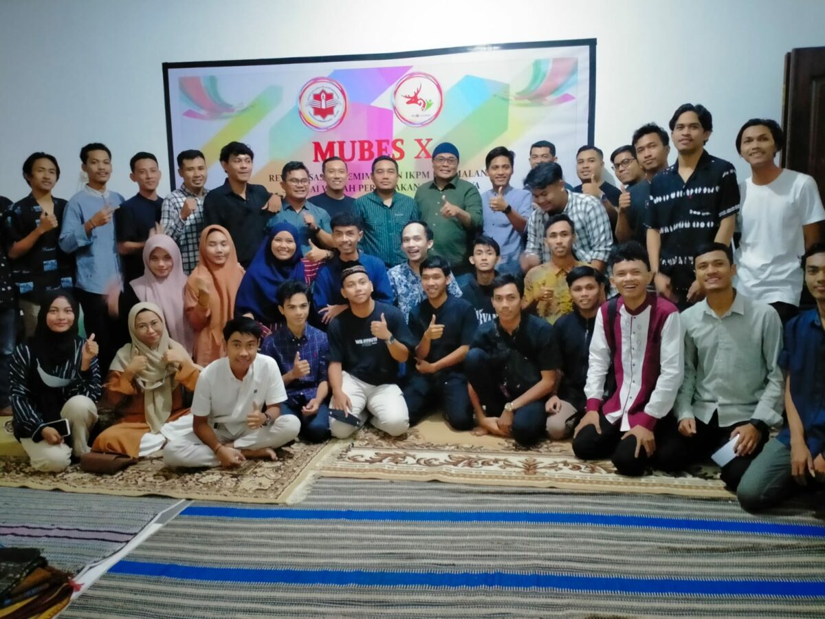 H Sumardhan SH, MH, pembina Mahasiswa asal Sumbawa Barat, pose bersama Ikatan Keluarga Pelajar Mahasiswa Kabupaten Sumbawa Barat (IKPM KSB) Kota Malang, jelang buka puasa