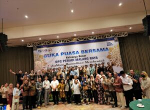 Jajaran DPC Peradi Malang Raya pose bersama