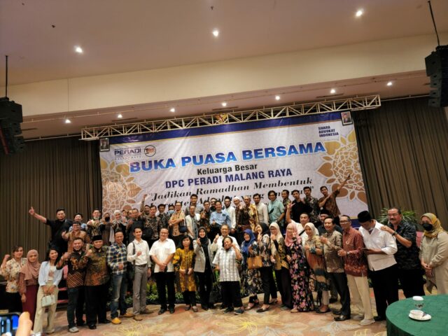 Jajaran DPC Peradi Malang Raya pose bersama