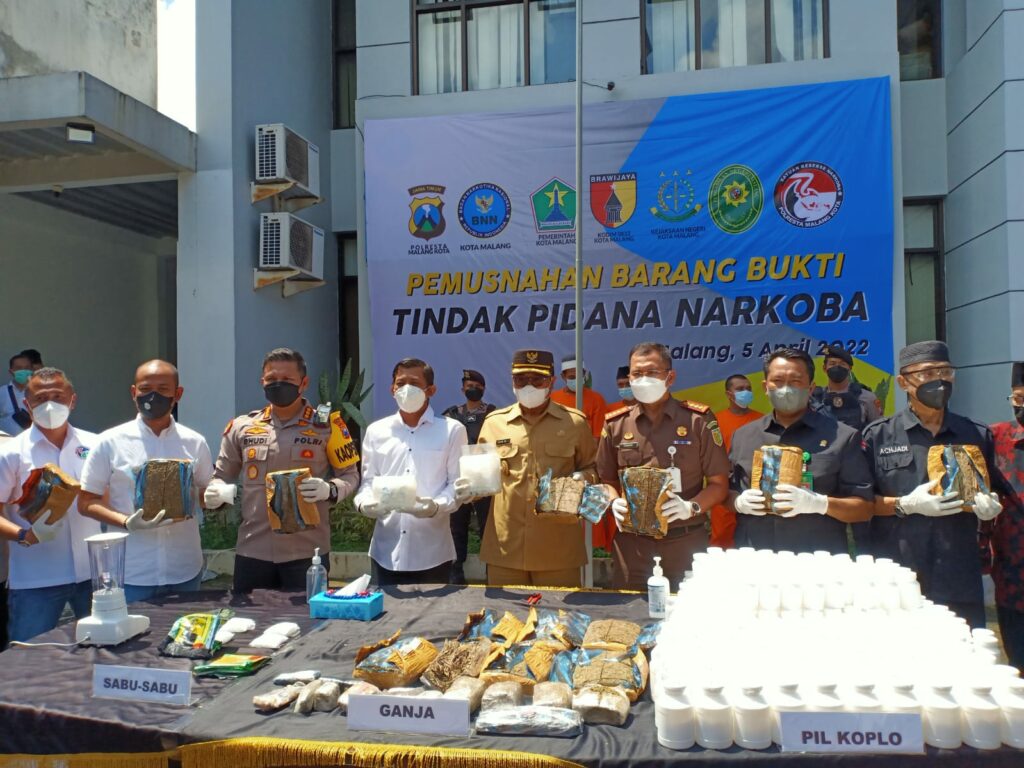 Jajaran Forkopimda Kota Malang, menunjukan barang bukti narkoba yang hendak dimusnahkan