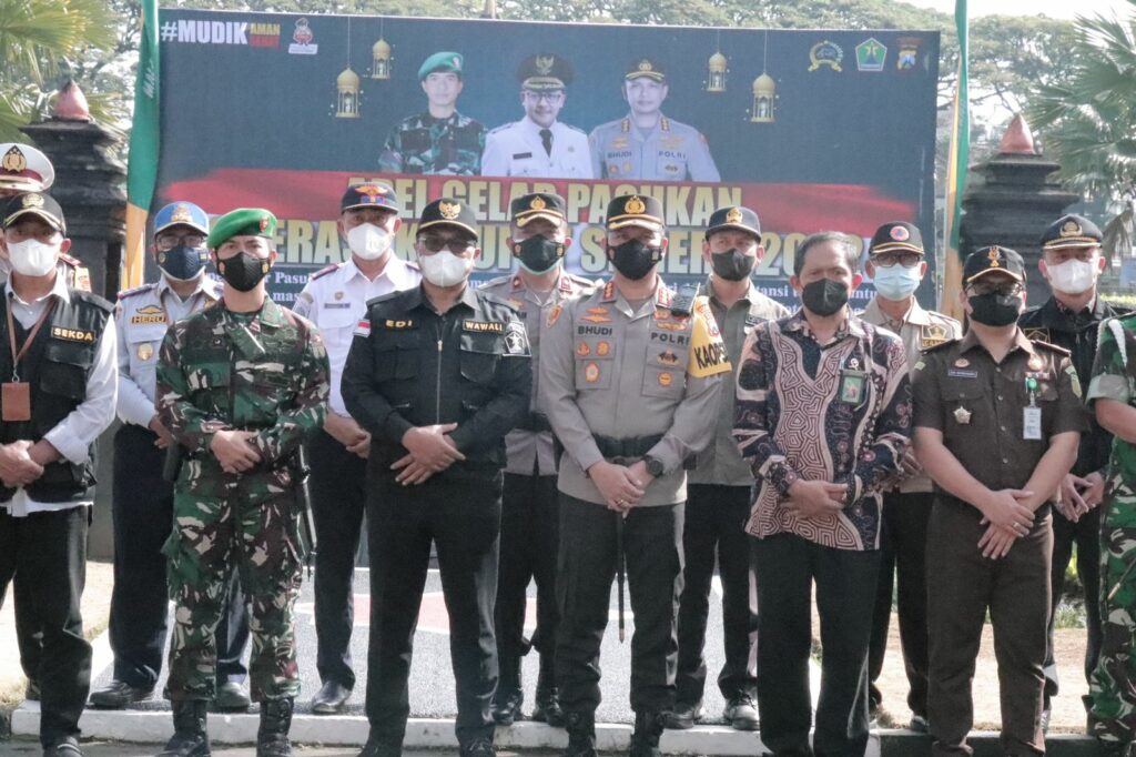 Jajaran Forkopimda Kota Malang pose bersama usai apel gelar pasukan operasi ketupat semeru 2022