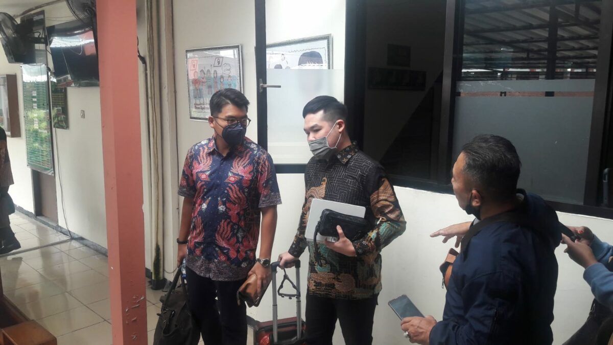 Jeffry Simatupang & Partner, selaku tim kuasa hukum terdakwa JE saat berada di Pengadilan Negeri Kota Malang