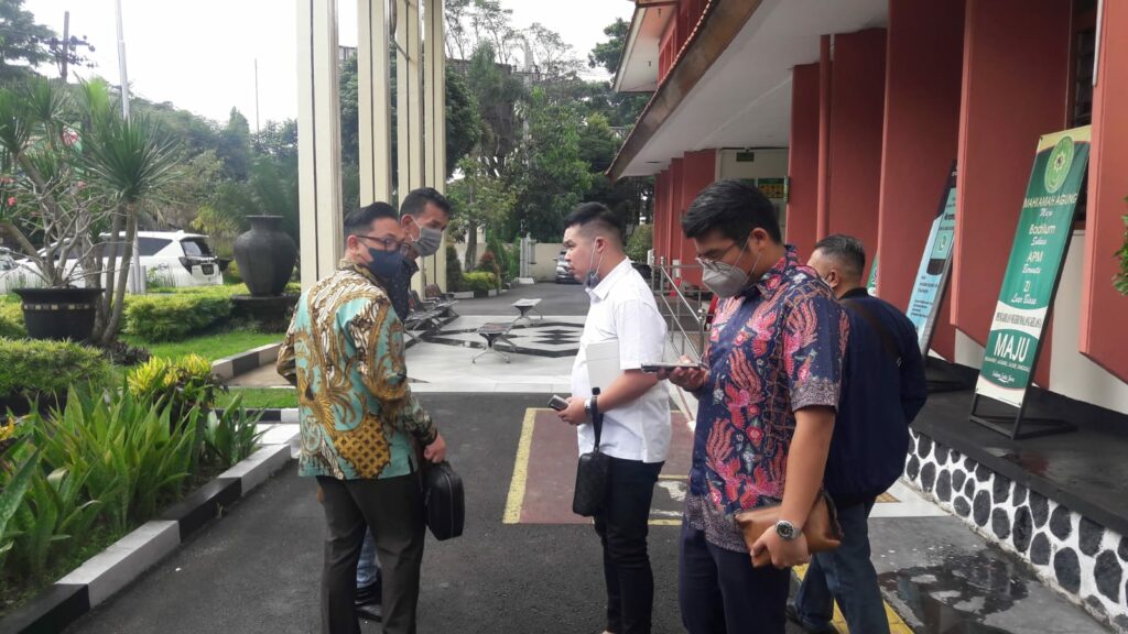 Jeffry Simatupang, SH, MH & Partner, selaku kuasa hukum terdakwa JE saat berada di Pengadilan Negeri Kota Malang