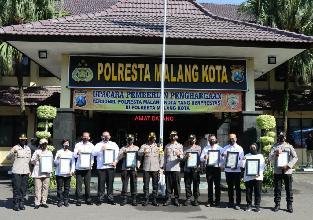 Kapolresta Malang Kota, Kombes Pol Budi Hermanto dan Waka Polresta AKBP Deny Heryanto pose bersama anggota Sat -Tahti dan Seksi Hukum (Sikum)