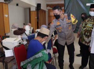 Kapolresta Malang Kota Kombes Pol Budi Hermanto memantau pelaksanaan vaksin di Masjid Sabilillah