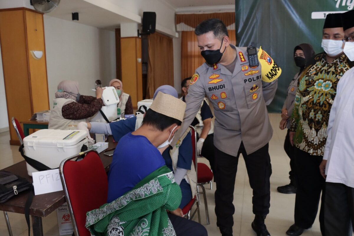 Kapolresta Malang Kota Kombes Pol Budi Hermanto memantau pelaksanaan vaksin di Masjid Sabilillah