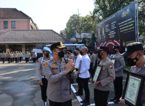 Kapolresta Malang Kota, Kombes Pol Budi Hermanto, memberikan penghargaan kepada anggota Sat -Tahti dan Seksi Hukum (Sikum)