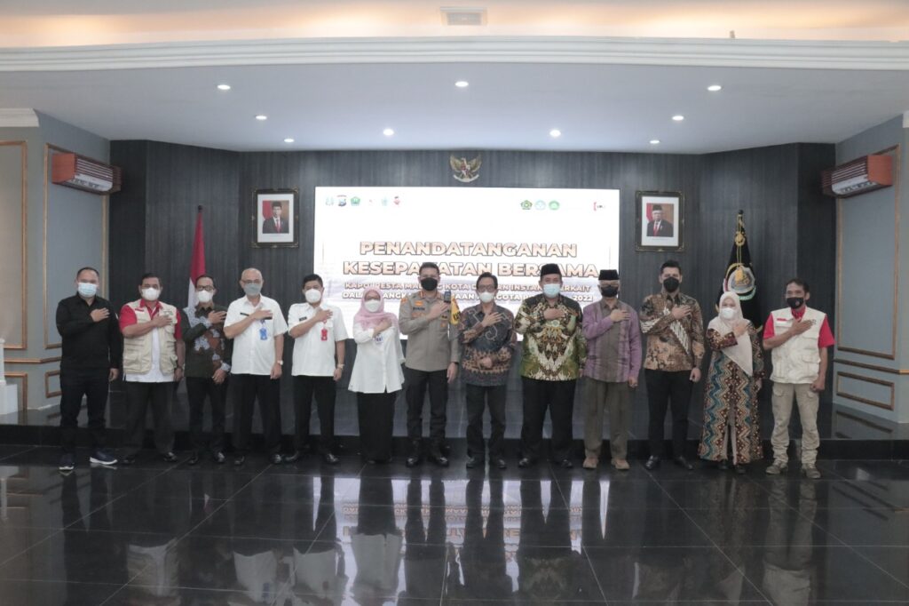 Kapolresta Malang Kota, Kombes Pol Budi Hermanto, pose bersama Instansi terkait, usai penandatanganan MoU dalam rangka Penerimaan anggota Polri tahun 2022