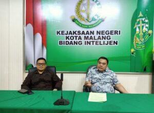 Kasi Intel Kejari Kota Malang, Eko Budisusanto didampingi Kasubsi penyidikan Pidsus, Bobby Ardirizka Widodo, menggelar konfrensi pers usai penangkapan