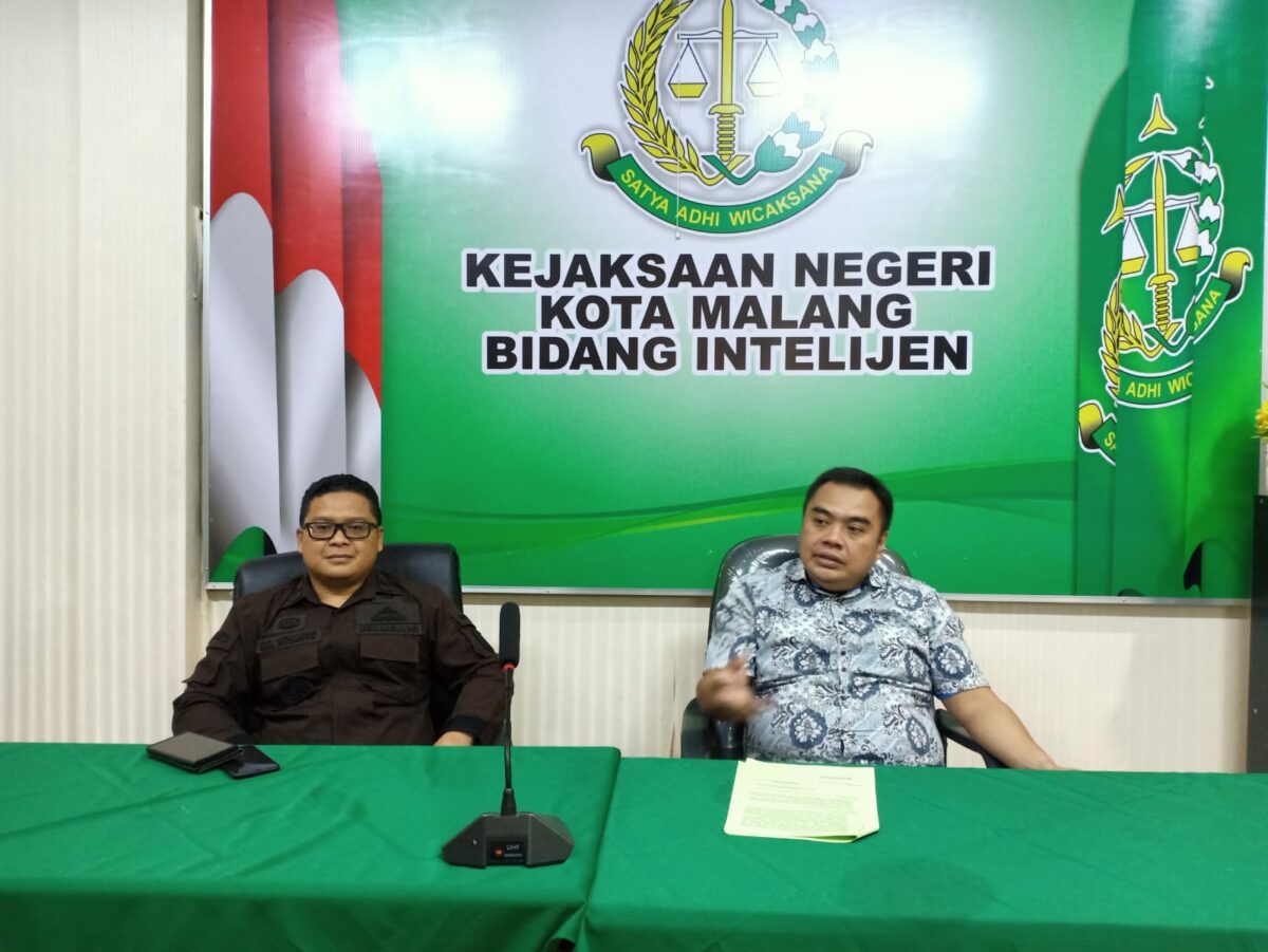 Kasi Intel Kejari Kota Malang, Eko Budisusanto didampingi Kasubsi penyidikan Pidsus, Bobby Ardirizka Widodo, menggelar konfrensi pers usai penangkapan