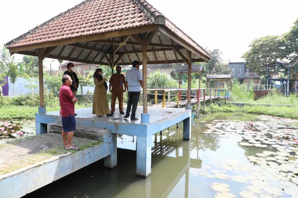 Kepala DPUPRPKP Kota Malang, Diah Ayu Kusumadewi meninjau lokasi yang direncanakan untuk danau buatan atau Bozem (ist) 1