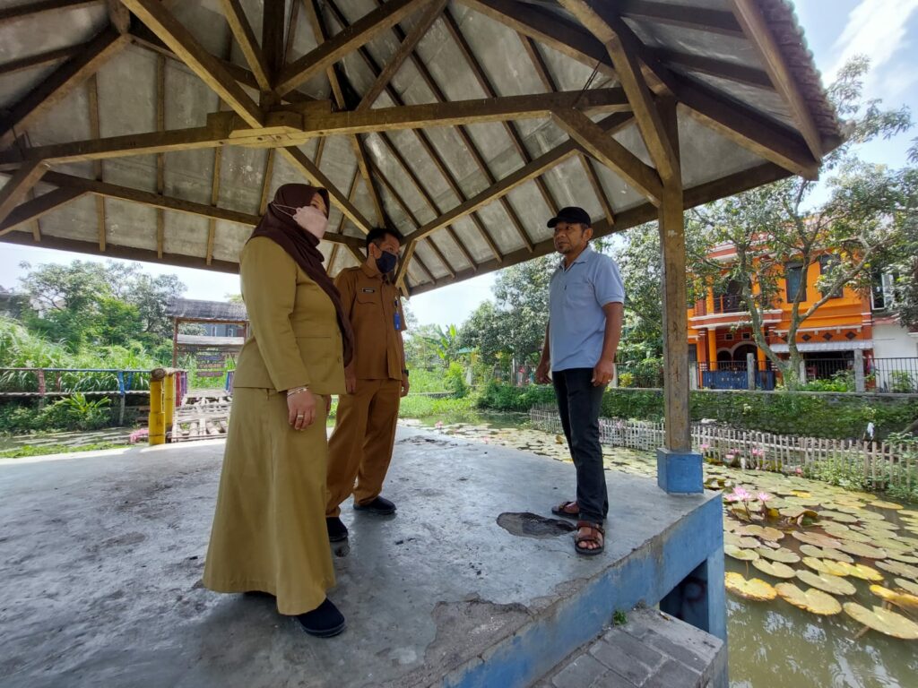 Kepala DPUPRPKP Kota Malang, Diah Ayu Kusumadewi meninjau lokasi yang direncanakan untuk danau buatan atau Bozem (ist) 2