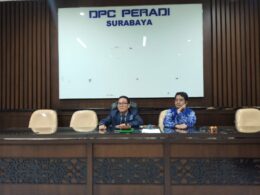 Ketua DPC Peradi Surabaya, Hariyanto bersama Korwil Peradi Jatim Kukuh Pramono sewaktu menggelar pers rilis di kantor DPC Peradi Surabaya, Rabu (20/4/2022)