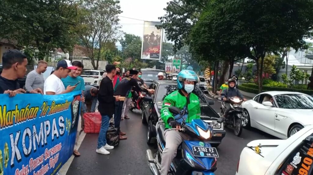 Komunitas Masyarakat Lapas (KOMPAS) Indonesia Korwil Malang Raya, membagikan takjil (menu buka puasa) di kawasan Jalan Bromo - Semeru, Klojen, Kota Malang
