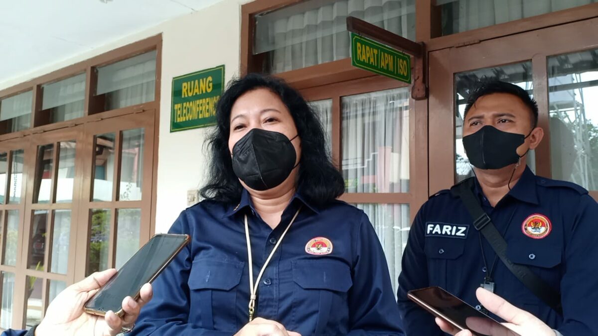 Livia Istania Df Iskandar dari Lembaga Perlindungan Saksi dan Korban, memberikan keterangan kepada wartawan di Pengadilan Negeri Kota Malang