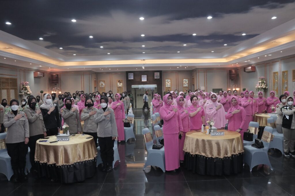 Para Polwan dan Bhayangkari Kota Malang, mengikuti acara pemanfaatan teknologi bermedsos dengan Pemateri dari PWI Malang Raya