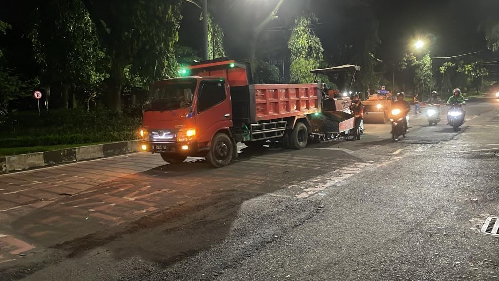 Pemkot Malang melalui Dinas PUPRPKP melakukan perbaikan jalan dalam program Sahur On The Street (SOS)