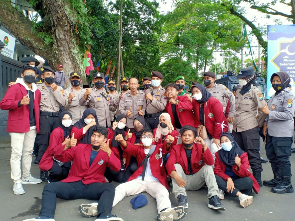 Peserta aksi pose bersama anggota pengaman dari Polresta Malang Kota. Briptu Mubin (mirip Jokowi) menjadi Ikon berswafoto dengan mahasiswa 1