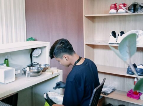 Proses pembersihan dan pencucian sepatu, yang dilakukan ahli cuci sepatu di Surya Satria Shoes Wash (ist)