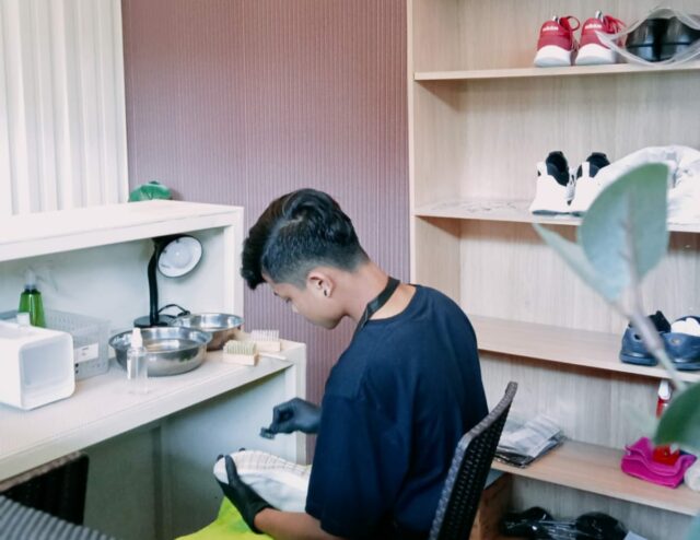 Proses pembersihan dan pencucian sepatu, yang dilakukan ahli cuci sepatu di Surya Satria Shoes Wash (ist) Proses pembersihan dan pencucian sepatu, yang dilakukan ahli cuci sepatu di Surya Satria Shoes Wash (ist)