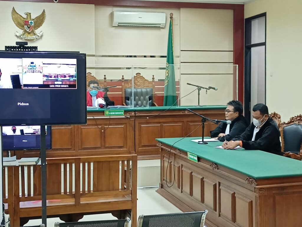 Sumardhan SH,MH dan Ari Hariadi, SH selaku penasehat hukum Abdul Najib saat persidangan di PN Tipikor Surabaya