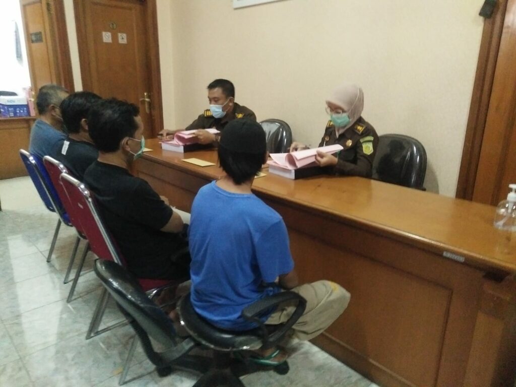 Usai menerima pelimpahan dari Kejati Jatim, para penyidik Pidum Kejari Kota Malang melakukan pemeriksaan terhadap para tersangka kasus pengaturan skor sepakbola liga jatim, di ruang penyidik Pidum