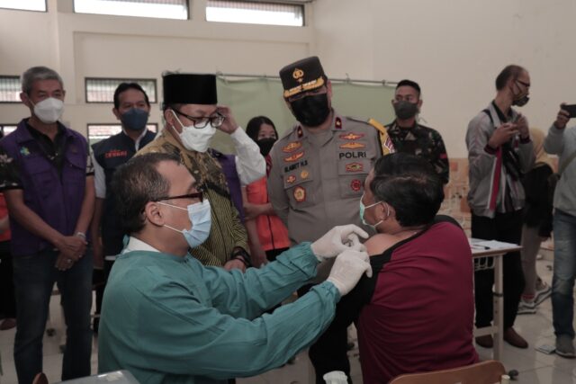 Wakapolda Jatim Brigjen Pol Slamet Hadi Supraptoyo saat meninjau pelaksanaan vaksinasi di Polkesma