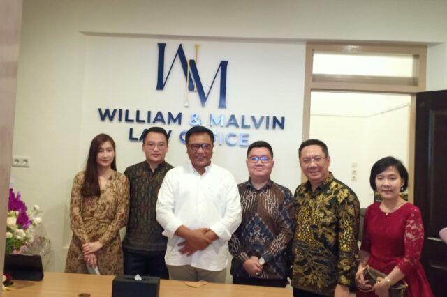 Wakil Wali Kota Malang, Sofyan Edi Jarwoko (baju putih) pose bersama usai peresmian Kantor Hukum William dan Malvin.