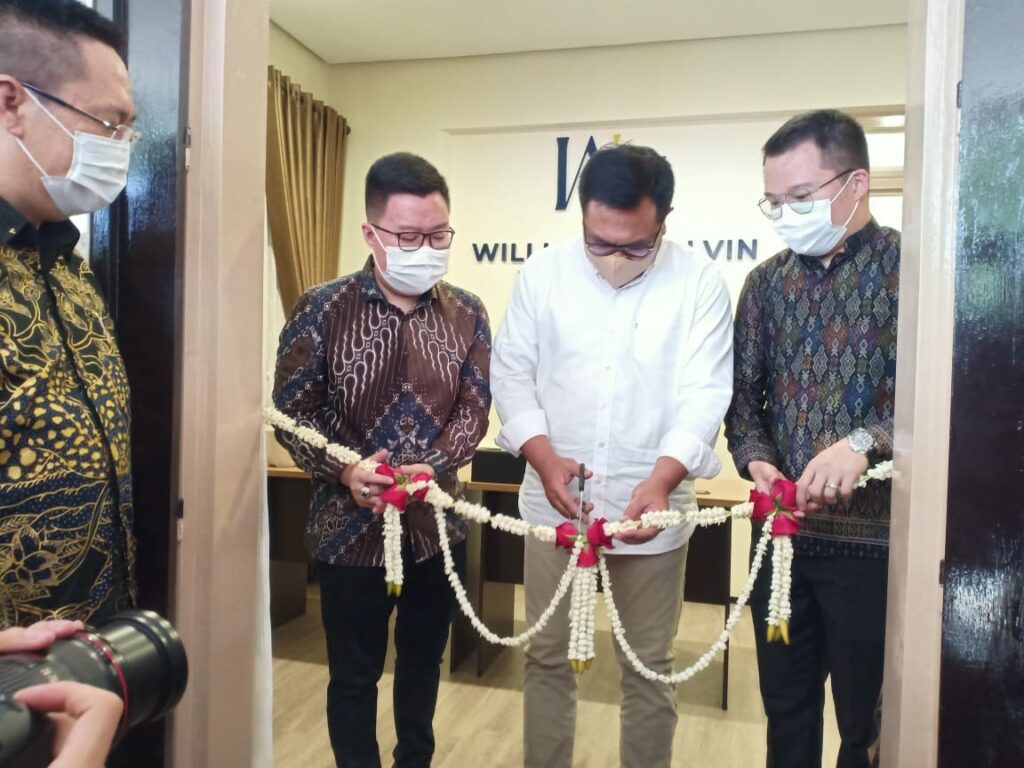 Wakil Wali Kota Malang, Sofyan Edi Jarwoko (memakai baju putih) saat melakukan pemotongan pita pembukaan Kantor Hukum William dan Malvin.