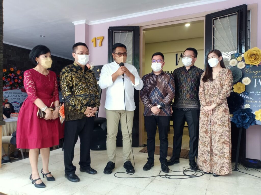 Wakil Wali Kota Malang, Sofyan Edi Jarwoko (memakai baju putih) saat memberikan sambutan Peresmian Kantor Hukum William dan Malvin.