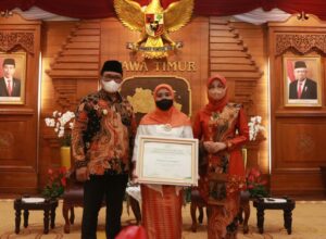 Wakil Walikota Malang Sofyan Edi Jarwoko dan Istri pose bersama peraih penghargaan perempuan berprestasi Prihatini Purwaningtyas dari Gubernur Jatim