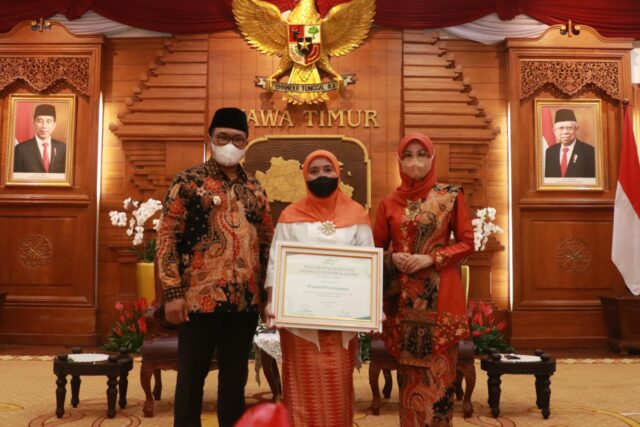 Wakil Walikota Malang Sofyan Edi Jarwoko dan Istri pose bersama peraih penghargaan perempuan berprestasi Prihatini Purwaningtyas dari Gubernur Jatim