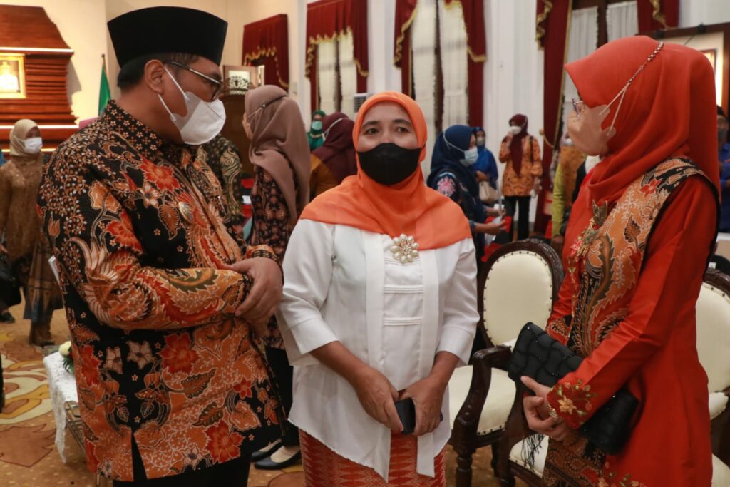Wakil Walikota Malang Sofyan Edi Jarwoko dan Istri pose bersama peraih penghargaan perempuan berprestasi Prihatini Purwaningtyas dari Gubernur Jatim
