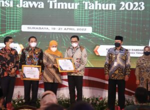 Wakil Walikota Malang, Sofyan Edy Jarwoko menerima penghargaan pembangunan daerah dari Gubernur Jawa Timur, Khofifah Indar Parawansa