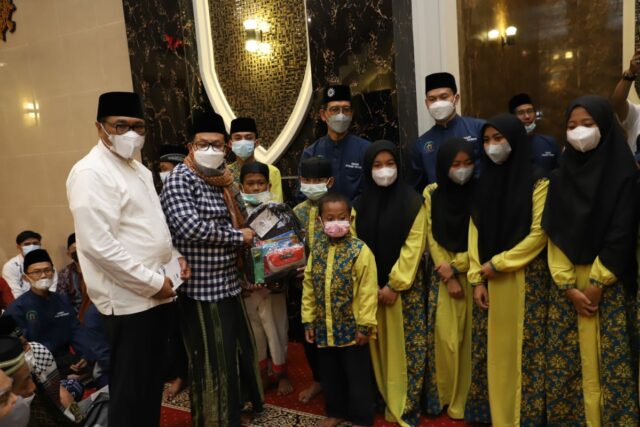Walikota Malang H Sutiaji bersama Wakil Walikota, Sofyan Edi Jarwoko, memberi santunan kepada anak yatim piatu